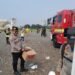 Personel Polri Sigap Bersih-bersih Kawasan Monas Usai May Day Fiesta