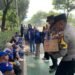 Polisi Bagikan 500 Duz Air Mineral Dan Permen Untuk Massa Buruh Di DPR